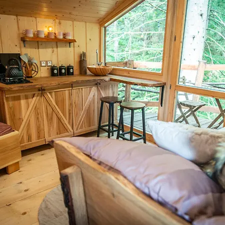 Veza V Korunach Stromov ラグジュアリーテント Velicna