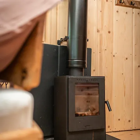 ラグジュアリーテント Veza V Korunach Stromov Velicna